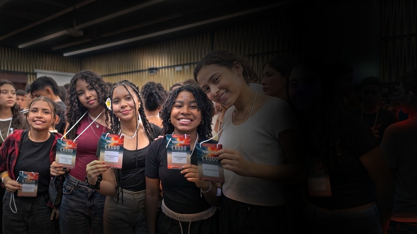 Jóvenes de la iglesia con sus escarapelas en una conferencia
